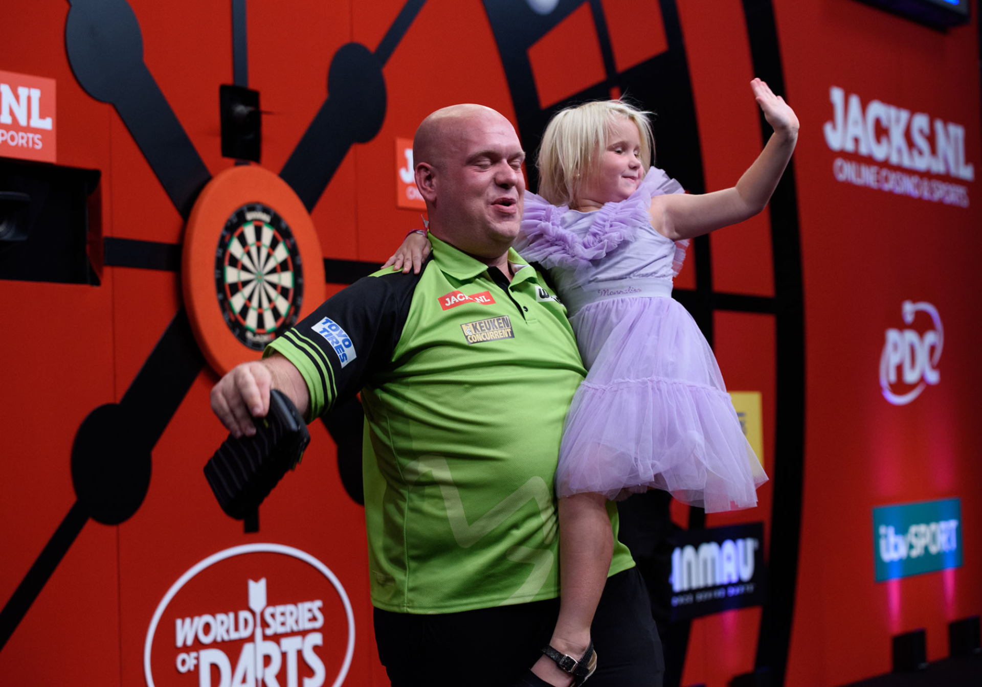 Vintage Van Barneveld stuns Smith to reach last eight in Amsterdam | PDC